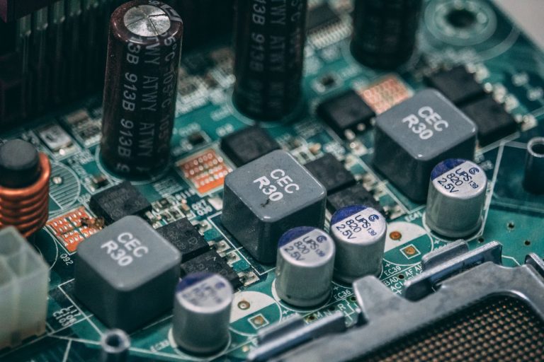 Детальний вигляд електронних компонентів на платі — конденсатори та напівпровідники.