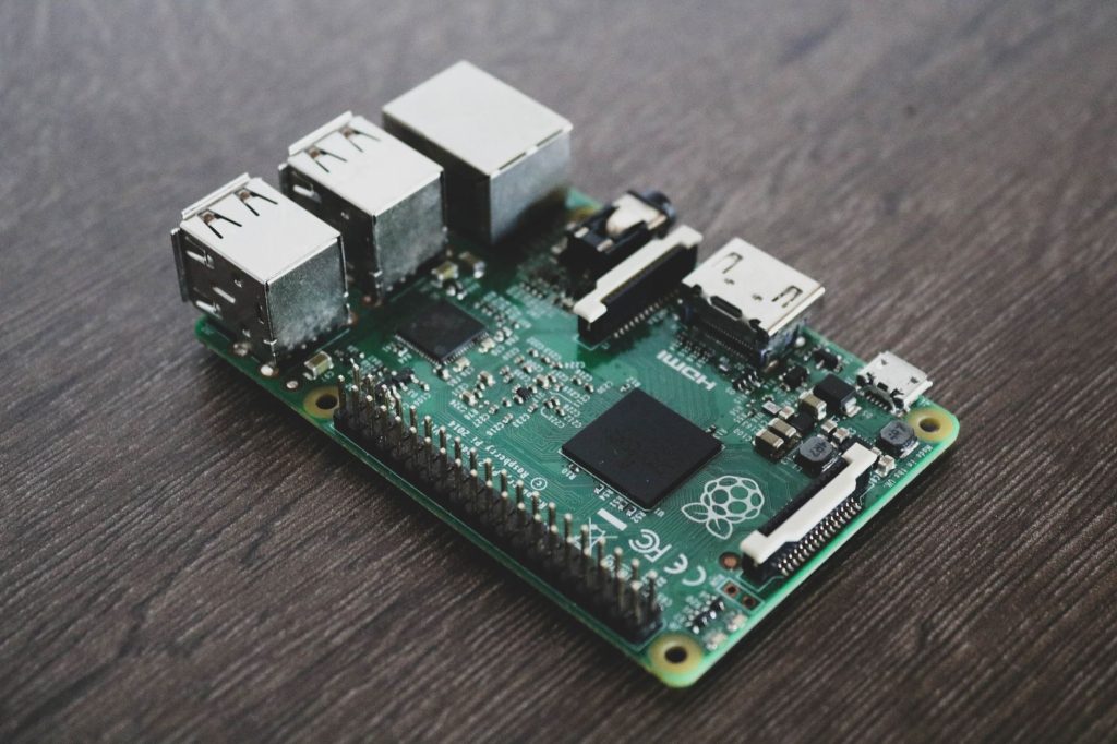 Детальний вигляд плати Raspberry Pi з мікрочипами та компонентами.
