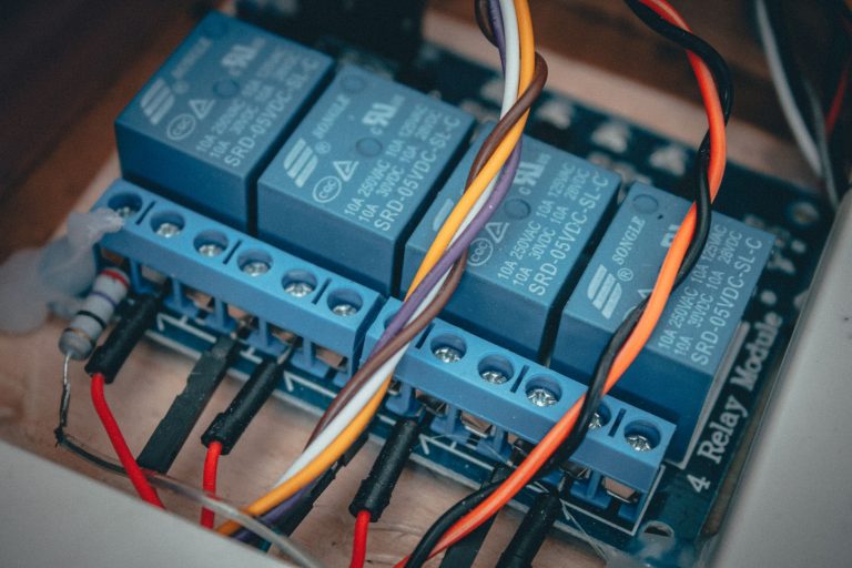Wi-Fi реле для підрозетника: коли воно справді працює